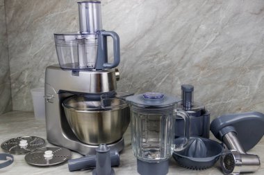 Farklı eklentileri ve aksesuarları olan modern mutfak makinesi