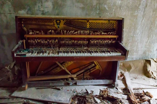 Viejo Piano Apartamento Abandonado Ciudad Fantasma Pripyat Zona Exclusión Chernobyl — Foto de Stock