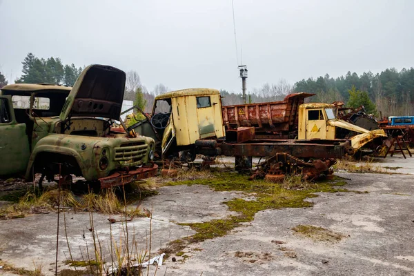 Caminhões Danificados Abandonados Enferrujados Velhos Zona Exclusão Chernobyl Ucrânia — Fotografia de Stock