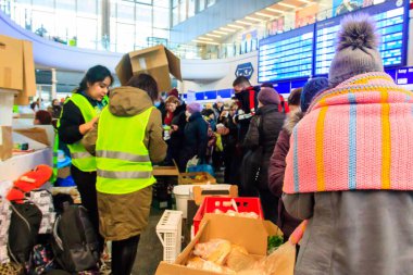 Varşova, Polonya - 9 Mart 2022: Gönüllüler Polonya 'nın Varşova kentindeki tren istasyonunda Ukraynalı mültecilere yardım ediyor