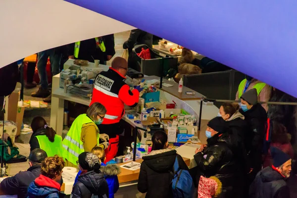 Varșovia Polonia Martie 2022 Voluntarii Ajută Refugiații Din Ucraina Gara — Fotografie, imagine de stoc