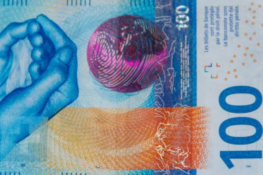 100 İsviçre frankının makro çekimi.