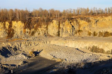 Granit ocağındaki maden kaynaklarının çıkarılması