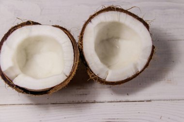 Beyaz ahşap masada taze hindistan cevizi. Üst görünüm