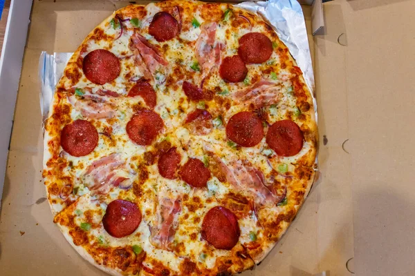Вкусная Свежая Пицца Картонной Коробке Концепция Доставки Дом Продуктов Питания — стоковое фото