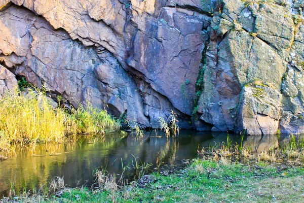 Маленький Ручей Возле Скалы — стоковое фото
