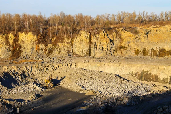 花岗岩采石场矿产资源的提取 — 图库照片