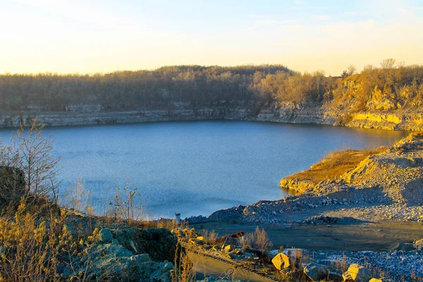 Sonbaharda taş ocağında göl