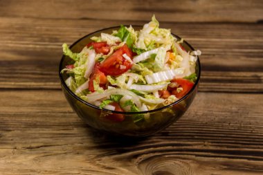 Taze sebze salatası, Çin lahanası, domates, biber ve soğanlı zeytin ya da ayçiçeği yağı. Sağlıklı yemek.