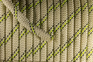 Sarmalanmış spor tırmanma ipine yakın çekim. Yürüyüş ekipmanları ip üzerinde.