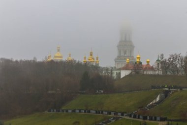 Kiev Pechersk mağaraları, Kiev Manastırı da bilinen Lavra olduğu tarihi bir Ortodoks Hıristiyan manastır