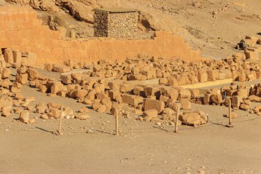 Deir el-Bahri 'deki Hatshepsut tapınağının yanındaki arkeolojik alan. Eski Mısır 'ın Mısır' daki Nil 'in Batı Şeria' sındaki kazıları (antik Teb.
