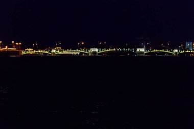 Ukrayna, St. Petersburg 'daki Neva nehrinin gece manzarası