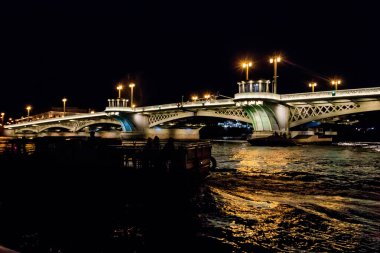 Saint Petersburg, Rusya 'daki Neva nehri üzerindeki duyuru köprüsü. Gece görünümü