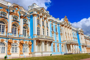 Catherine Palace, Rusya 'nın Saint Petersburg eyaletinin 30 km güneyinde, Tsarskoye Selo (Puşkin) kasabasında yer alan bir Rococo sarayıdır. Rus Çarları 'nın yazlık eviydi.
