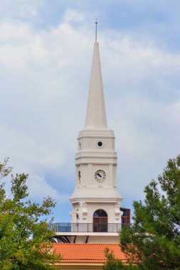 Antalya ilinin Kemer ilçesine bağlı beyaz saat kulesi