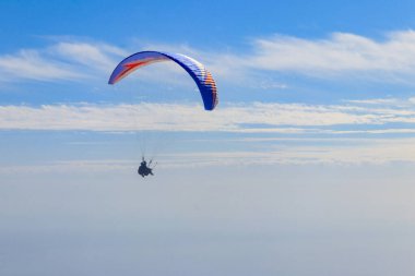 Mavi gökyüzündeki paraşütçüler. Aktif yaşam tarzı ve ekstrem spor macerası kavramı