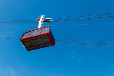 Antalya ilinin Tahtali Dağı 'nın zirvesine giden yolda giden teleferik, Türkiye' nin Antalya kentinde