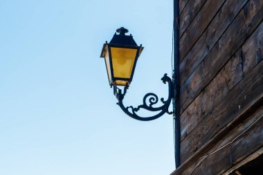 Evin duvarında eski bir demir fener.