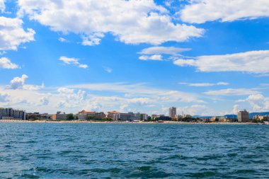 Bulgaristan 'daki Karadeniz ve Sunny Beach tatil beldesi manzarası. Deniz manzarası