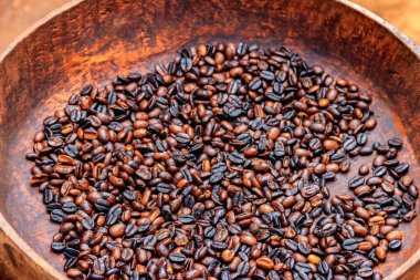 Kırsal bir kasede kavrulmuş kahve çekirdeği.