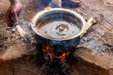Şenlik ateşinde kahve yapmak.