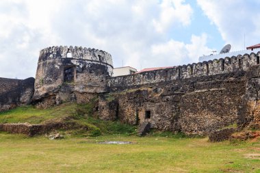 Eski Fort, Tanzanya 'nın Zanzibar kentindeki Stone Town' da bulunan bir kaledir.