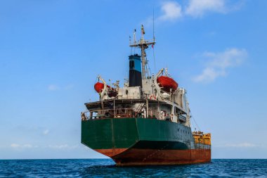 Tanzanya 'nın Zanzibar yakınlarındaki Hint Okyanusu' nda yelken açan büyük sanayi gemisi.