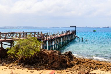 Zanzibar, Tanzanya 'daki Zanzibar Hapishanesi' nde açık mavi okyanusa giden ahşap iskele.