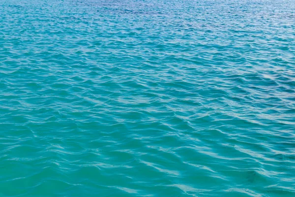 Mavi su dokusu arka planı. Denizin ya da okyanusun yüzeyi