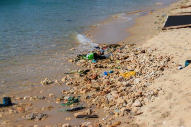 Okyanus kıyısında çöp. Deniz kirliliği, atıklarla dolu okyanus suyu, plastik çöpler. Plastik çöplerle okyanus, deniz ve nehir kıyılarının kirlenmesi kavramı