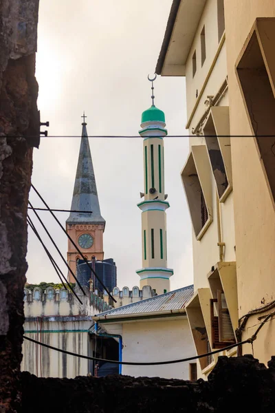 Iglesia Cristiana Minarete Mezquita Lado Lado Stone Town Zanzíbar Tanzania — Foto de Stock