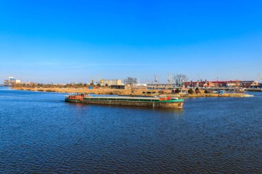 Szczecin, Polonya 'da Oder nehrinde yelken açan bir mavna.