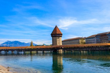 İsviçre 'nin Lucerne şehrinde Reuss Nehri' ni kapsayan şapel köprüsü.