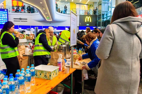 Varsovia Polonia Marzo 2022 Voluntarios Ayudan Refugiados Ucrania Estación Tren — Foto de Stock