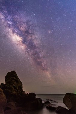 Deniz kenarındaki yıldızlı gökyüzü ve Samanyolu