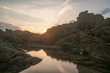 Deniz suyu ve resifler mavi gökyüzünün altında
