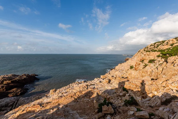Mavi Gökyüzünün Altında Deniz Tarafından Yıpranmış Çeşitli Şekillerde Taşlar — Stok fotoğraf