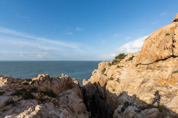 Mavi Gökyüzünün Altında Deniz Tarafından Yıpranmış Çeşitli Şekillerde Taşlar — Stok fotoğraf