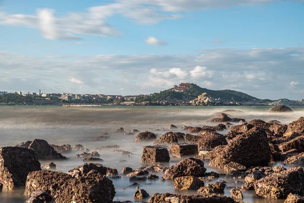 Mattino Sole Splende Sulle Rocce Onde Sulla Spiaggia — Foto Stock