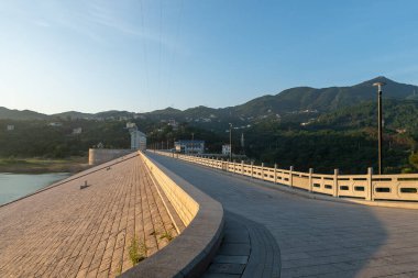Taş döşeli yollar çok uzaklara uzanıyor.