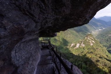 Güneşli bir günde dağlar, kayalar ve ormanlar