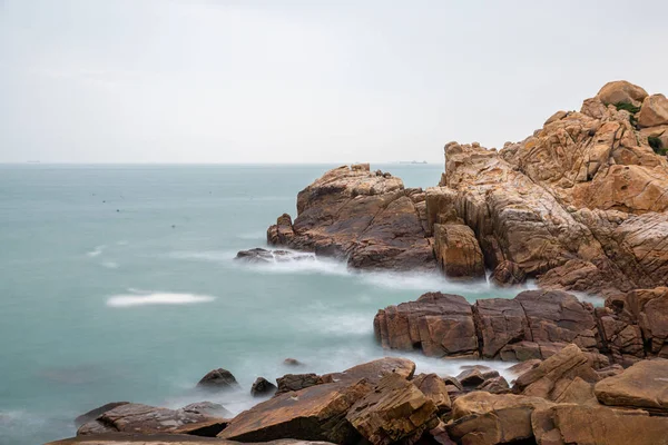 Deniz Kıyısındaki Kayalar Dalgalar — Stok fotoğraf