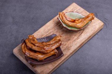 Konteynırdaki ördek pençeleri koyu bir arka planda.