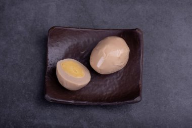 Çin çay yumurtaları, kesilmiş ya da koyu arkaplanda marine edilmiş yumurtalar.