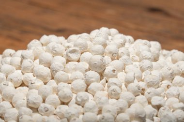 Kavanozda Gorgon meyvesi ya da ahşap bir tabakta