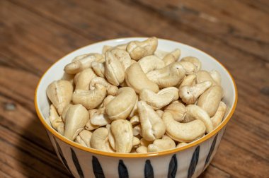 Ahşap tezgahlarda konteynırlarda kurutulmuş fındık.