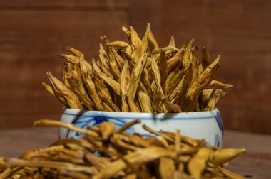 Ahşap bir tezgahta, konteynırda kurutulmuş bir zambak.