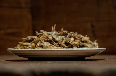 Tahta tezgahlarda konteynırlarda kurutulmuş jilet.