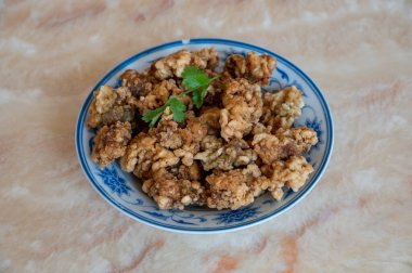 Masada çeşitli Çin yemekleri var.